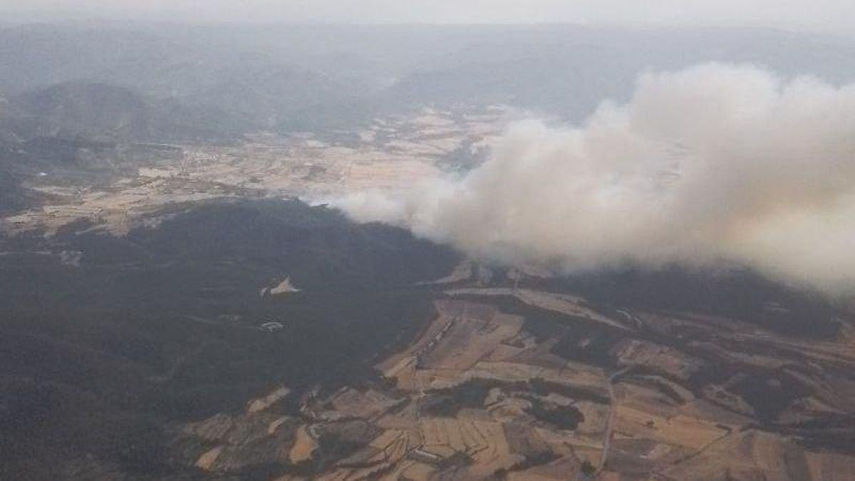 El incendio de Peñarroya de Tastavins (Teruel) moviliza a la UME y obliga a alertar a cuatro municipios