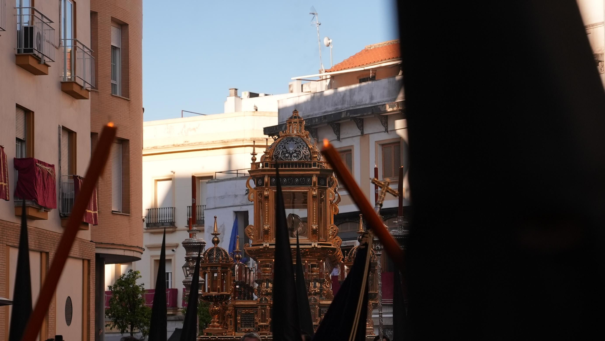 La procesión de la Hermandad del Santo Sepulcro, en imágenes