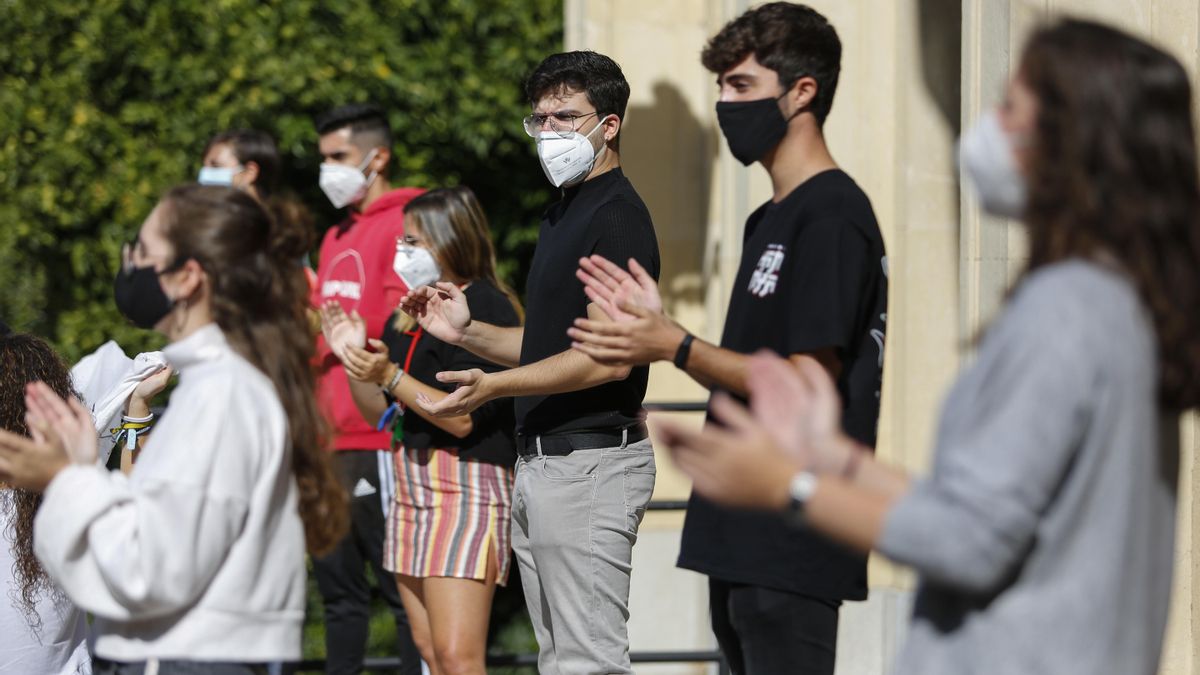 Estudiantes se manifiestan en la Universidad de Granada tras conocerse las restricciones sanitarias para la Covid-19