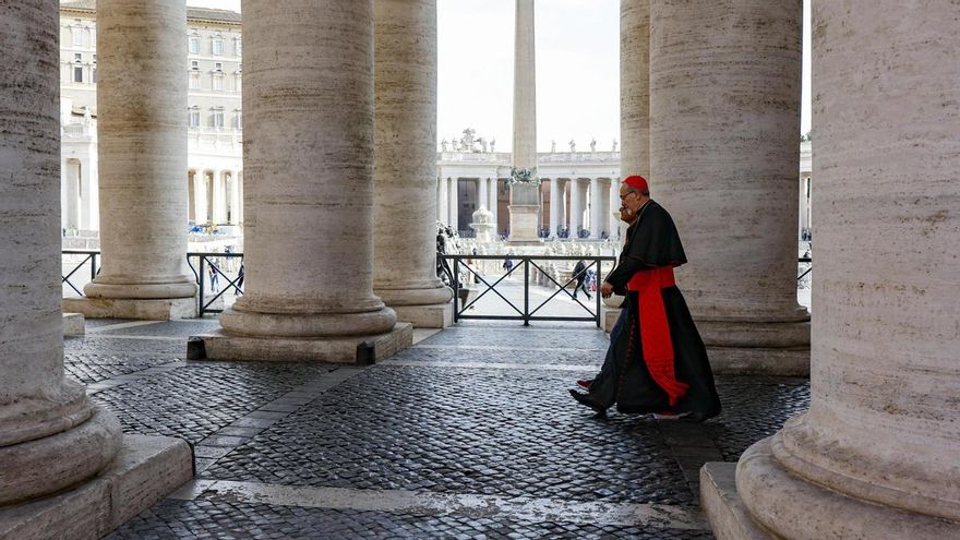 El cardenal Pierbattista Pizzaballa llega este martes a la reunión de la congregación general de cardenales, en la Ciudad del Vaticano