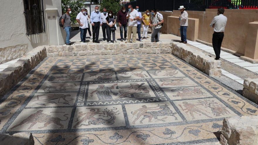 Reproducció ubicada al lloc original on es va trobar el mosaic d'Hèrcules.