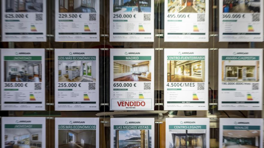 Imagen de archivo de un escaparate de una inmobiliaria con carteles de compraventa de viviendas. EFE/Javier Etxezarreta