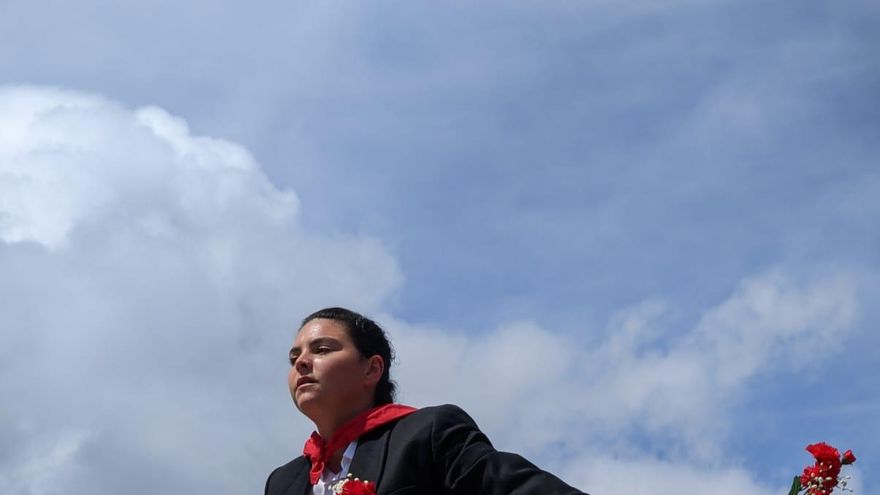 Ane Maruri hace historia por ser la primera mujer en siglos en bailar la tradicional 'Kaxarranka' de Lekeitio