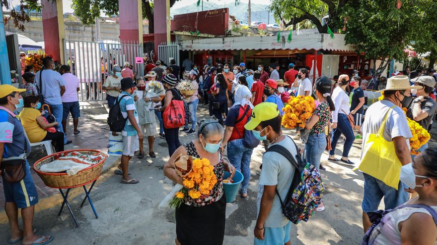 Personas con cubrebocas acuden al Panteón De las Cruces para visitar a sus familiares difuntos con motivo del Día de Muertos hoy, en el balneario de Acapulco, estado de Guerrero (México). EFE/David Guzmán