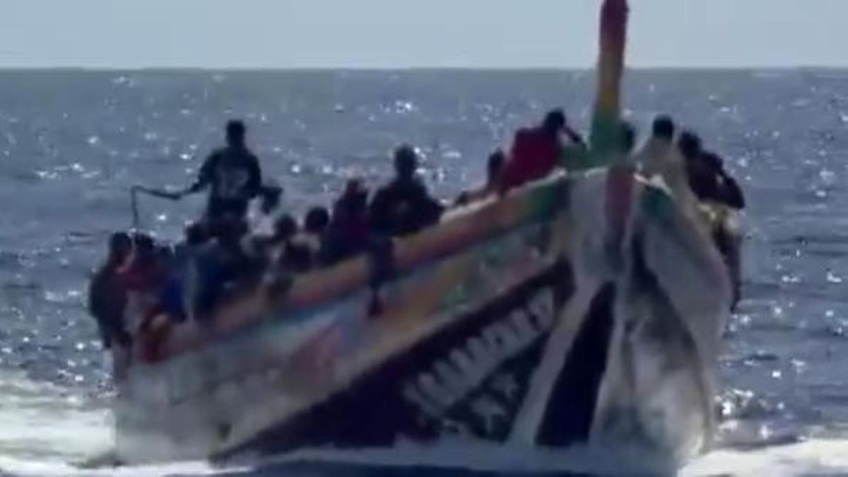 Salvamento rescata dos embarcaciones cerca de Canarias con más de 150 migrantes, una de ellas semihundida