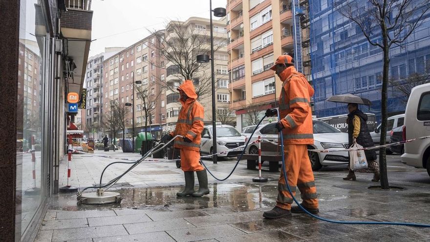 Archivo - Trabajadores de limpieza viaria de Camargo