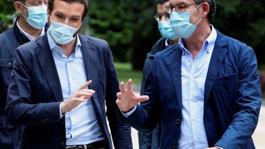 El presidente del PP,  Pablo Casado, y Alberto Núñez Feijóo en Santiago de Compostela durante la campaña autonómica