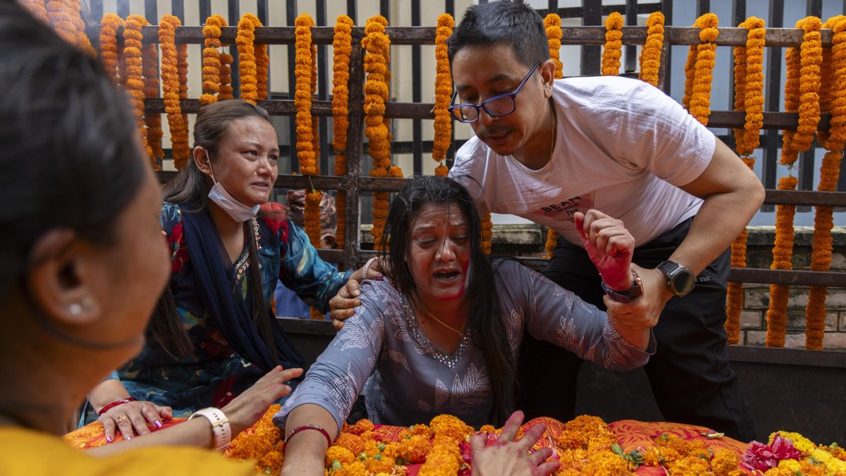La madre de un joven asesinado durante la protesta de la Generación Z, llora durante un homenaje a las víctimas de la rebelión del 8 de septiembre en Katmandú, Nepal, que dejó al menos 72 muertos, incluyendo policías.