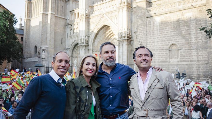 (I-D) El presidente de Vox Toledo, Daniel Arias, la candidata de Vox a la Alcaldía de Toledo, Inés María Cañizares, el líder de Vox, Santiago Abascal, y el candidato de Vox a la Presidencia de Castilla-La Mancha, David Moreno, durante la clausura el acto - Mateo Lanzuela - Europa Press