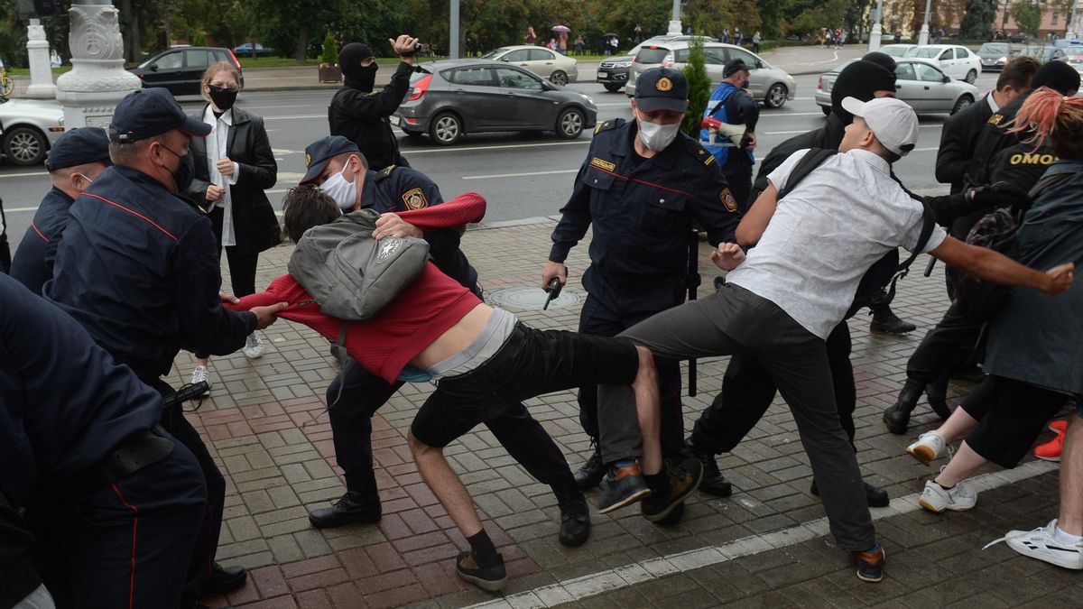 Agentes de policía y antidisturbios forcejean con estudiantes que se manifiestan por los presos políticos en Minsk en septiembre de 2020.