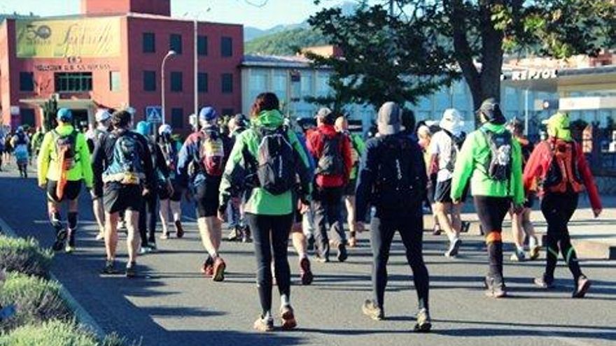 Corredores de los 101 kilómetros a su paso por Ponferrada (Foto de Ángela Bernardo)