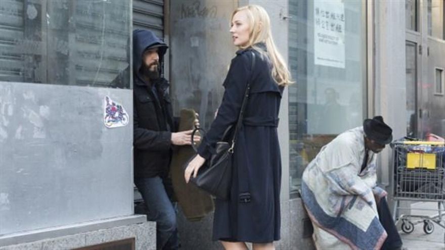 Deborah  Ann Woll como  Karen Page junto a Jon Bernthal