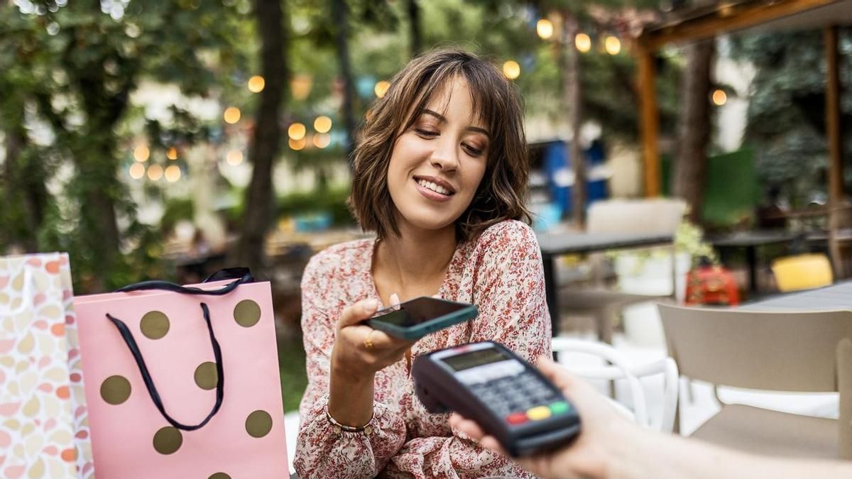 Viajar al extranjero sin pagar de más por usar la tarjeta ya es posible