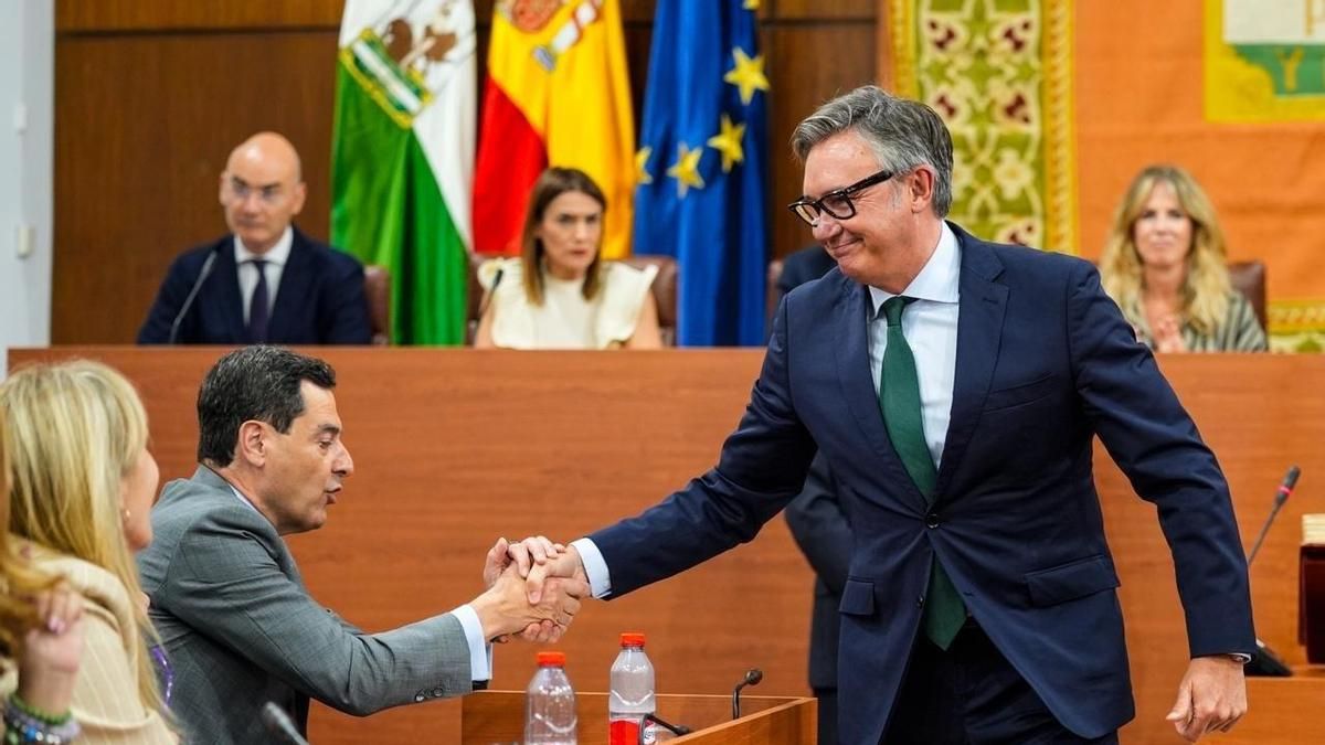 Juanma Moreno y Manuel Gavira, el pasado martes, 30 de junio, en el Parlamento andaluz.