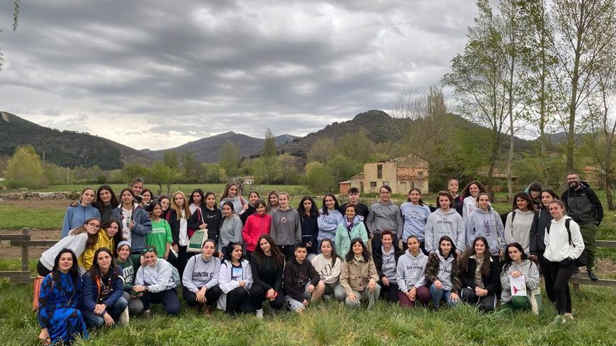 Foto de familia de los participantes del encuentro literario