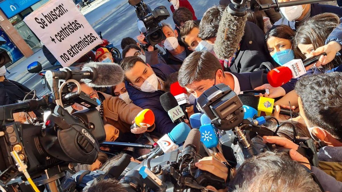 El vicepresidente de la Junta de Andalucía y coordinador autonómico de Cs, Juan Marín, atiende a los medios a su llegada a la Ejecutiva de Cs en Madrid.