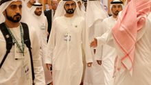 El vicepresidente y primer ministro emiratí, Mohamed bin Rashid al Maktum (c), llega a la apertura de un acto.