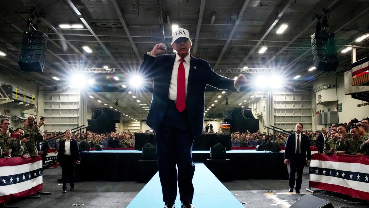 El presidente de Estados Unidos, Donald Trump, baila tras dirigirse a las tropas a bordo del USS George Washington, en la Base Naval de Yokosuka el 28 de octubre de 2025, Japón.