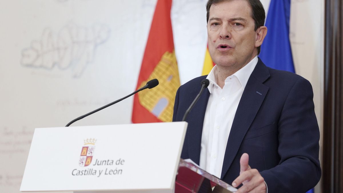 El presidente de la Junta de Castilla y León, Alfonso Fernández Mañueco, atiende a los medios este miércoles en Valladolid.