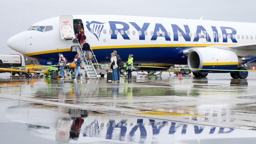 Ryanair closes its Santiago base, cancels flights to Vigo and Tenerife, and reduces them in Asturias, Santander, and Zaragoza
