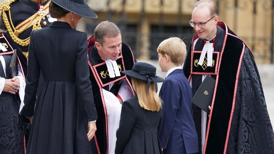 La princesa de Gales, el príncipe Jorge y la princesa Carlota llegan a la Abadía de Westminster.