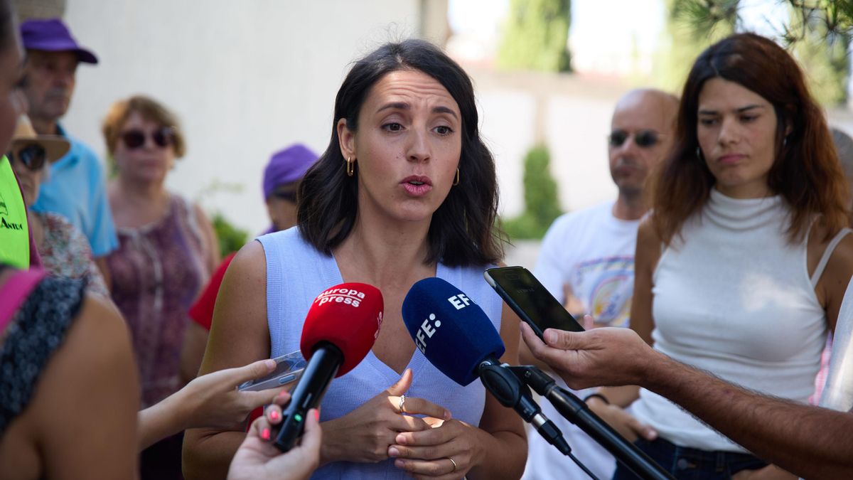 Archivo - La secretaria política de Podemos, Irene Montero, atiende a medios a su llegada a la visita de los trabajos de búsqueda de una fosa común de la Guerra Civil, en el Cementerio municipal de Fuencarral, a 19 de agosto de 2024, en Madrid (España).