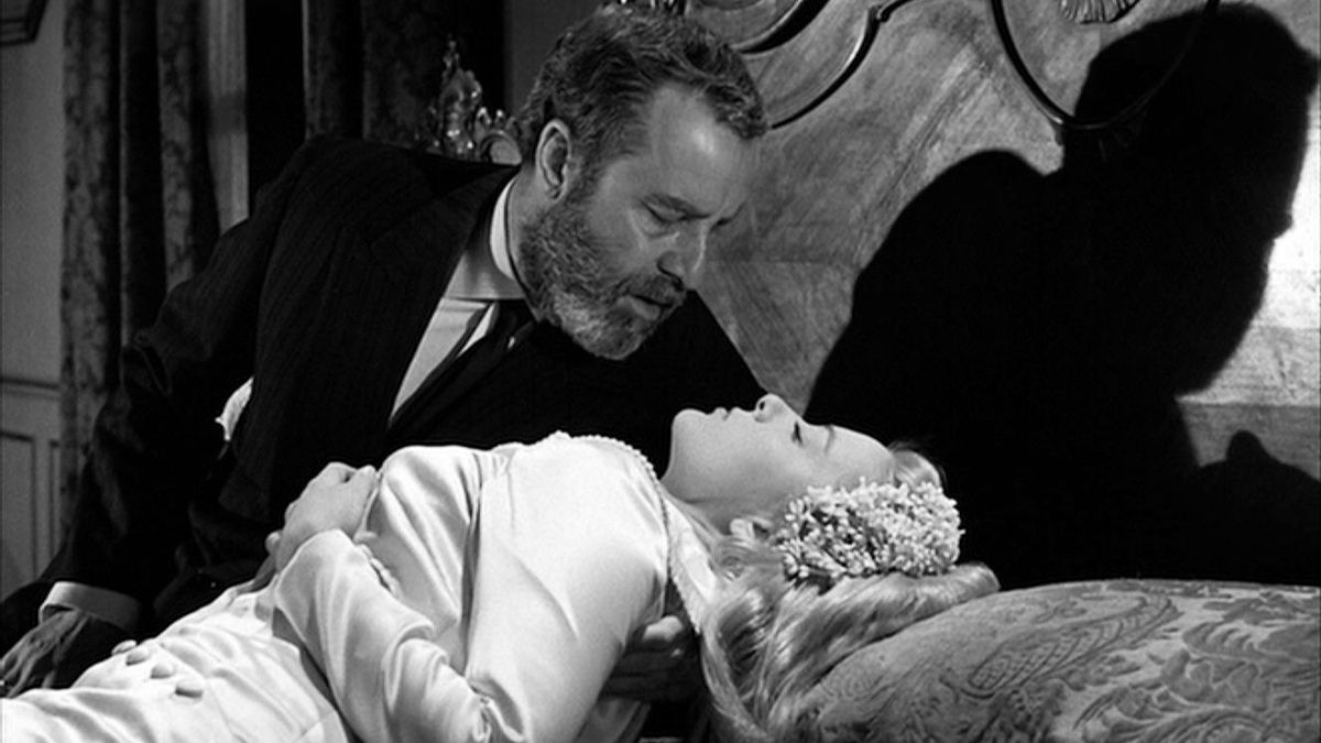 Fotograma de la película dirigida por Luis Buñuel 'Viridiana', en la imagen con Fernando Rey y Silvia Pinal.