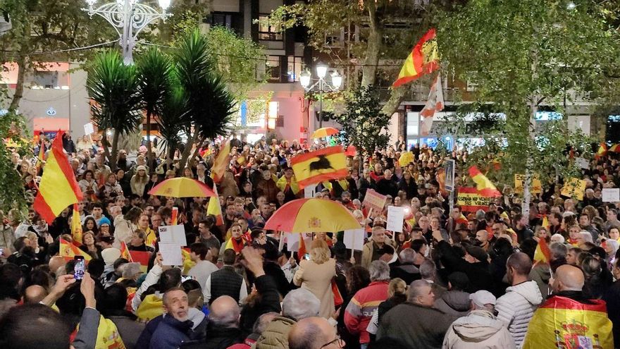 Una concentración no autorizada contra la amnistía reúne a más de 3.000 personas y corta el centro de Santander