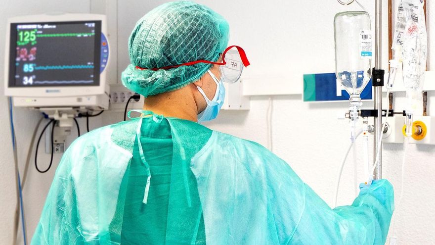 Sanitario en un hospital de Castilla-La Mancha