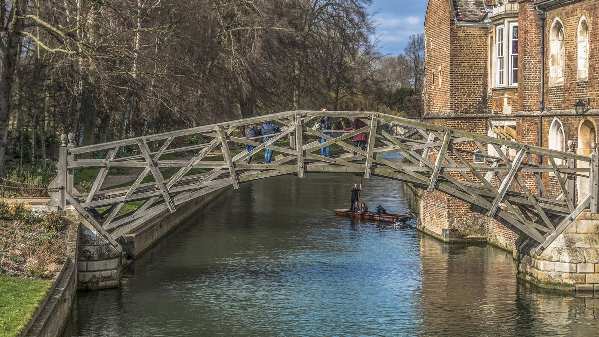 Un punt boat se acerca al Puente de los Matemáticos.