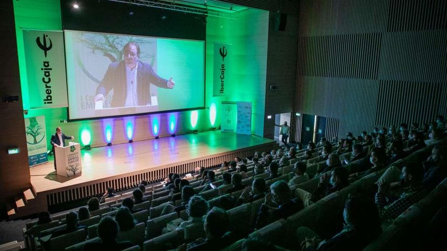 El presidente de la Junta de Extremadura, Guillermo Fernández Vara, ha inaugurado este jueves el I Congreso Regional de la Empresa Familiar