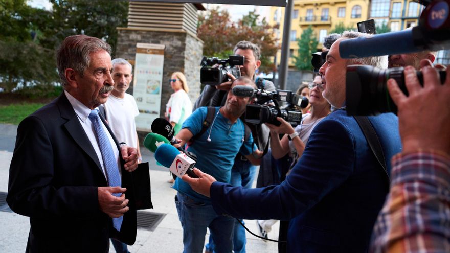 El presidente de Cantabria, Miguel Ángel Revilla, hace declaraciones a los medios