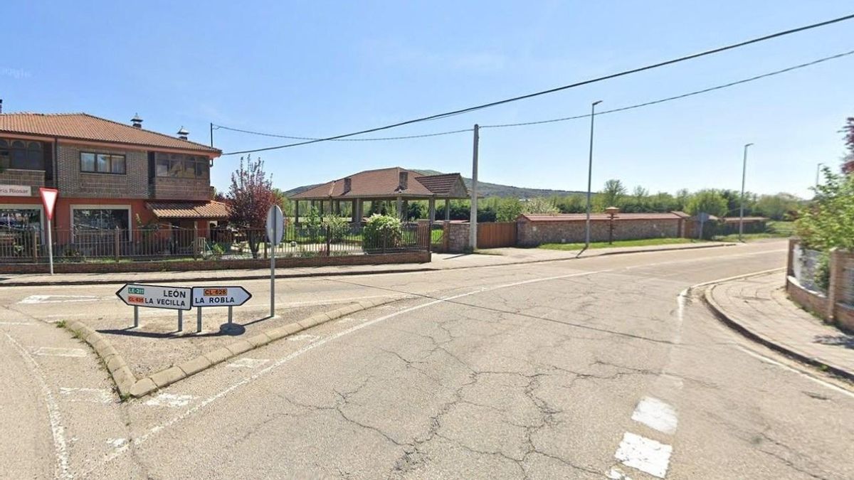 Llegada de la carretera CL-626 a Robles de la Valcueva desde La Robla, carretera en mal estado.