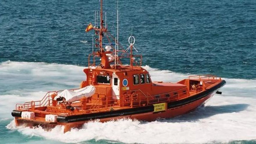 Salvamento desembarca en El Hierro a 67 personas, entre ellas un bebé, que iban en un cayuco que se había quedado sin motor