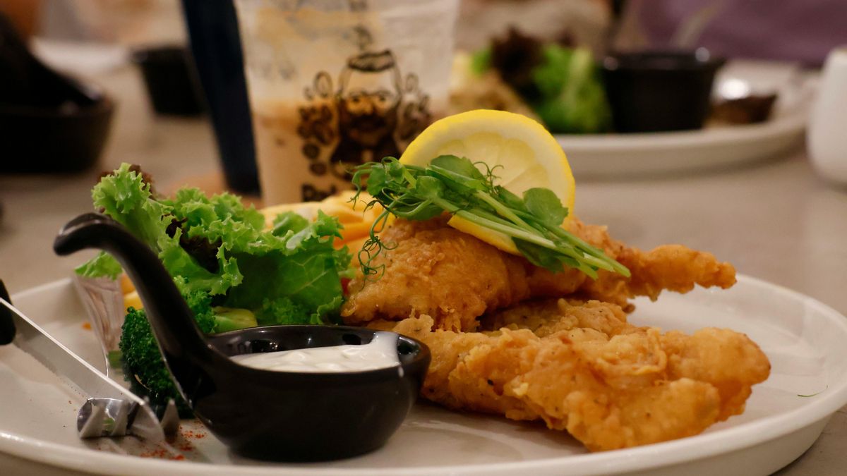 Igual de crujiente pero con menos aceite: cómo hacer pescado frito y saludable en la freidora de aire