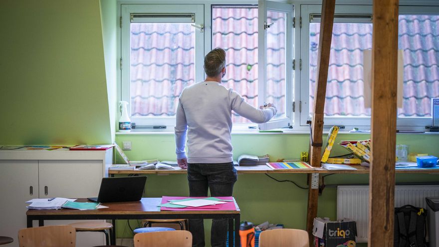 Un profesor abre las ventanas en una clase de un colegio en Bilt, Paises Bajos. EFE/EPA/JEROEN JUMELET/Archivo