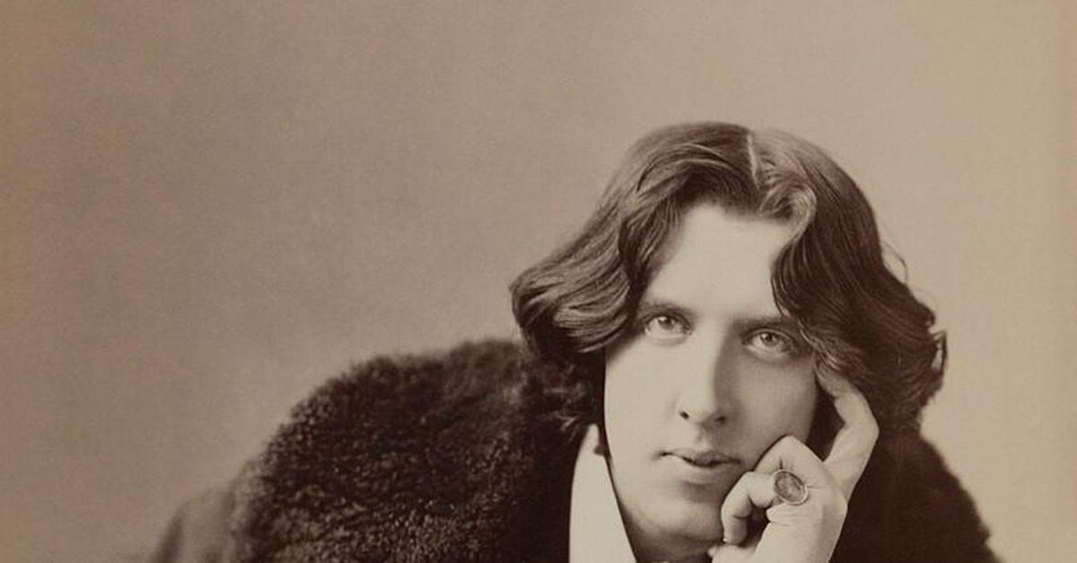 플랫폼 위의 남자, 그의 이름 뒤에 숨겨진 이야기 🌧️