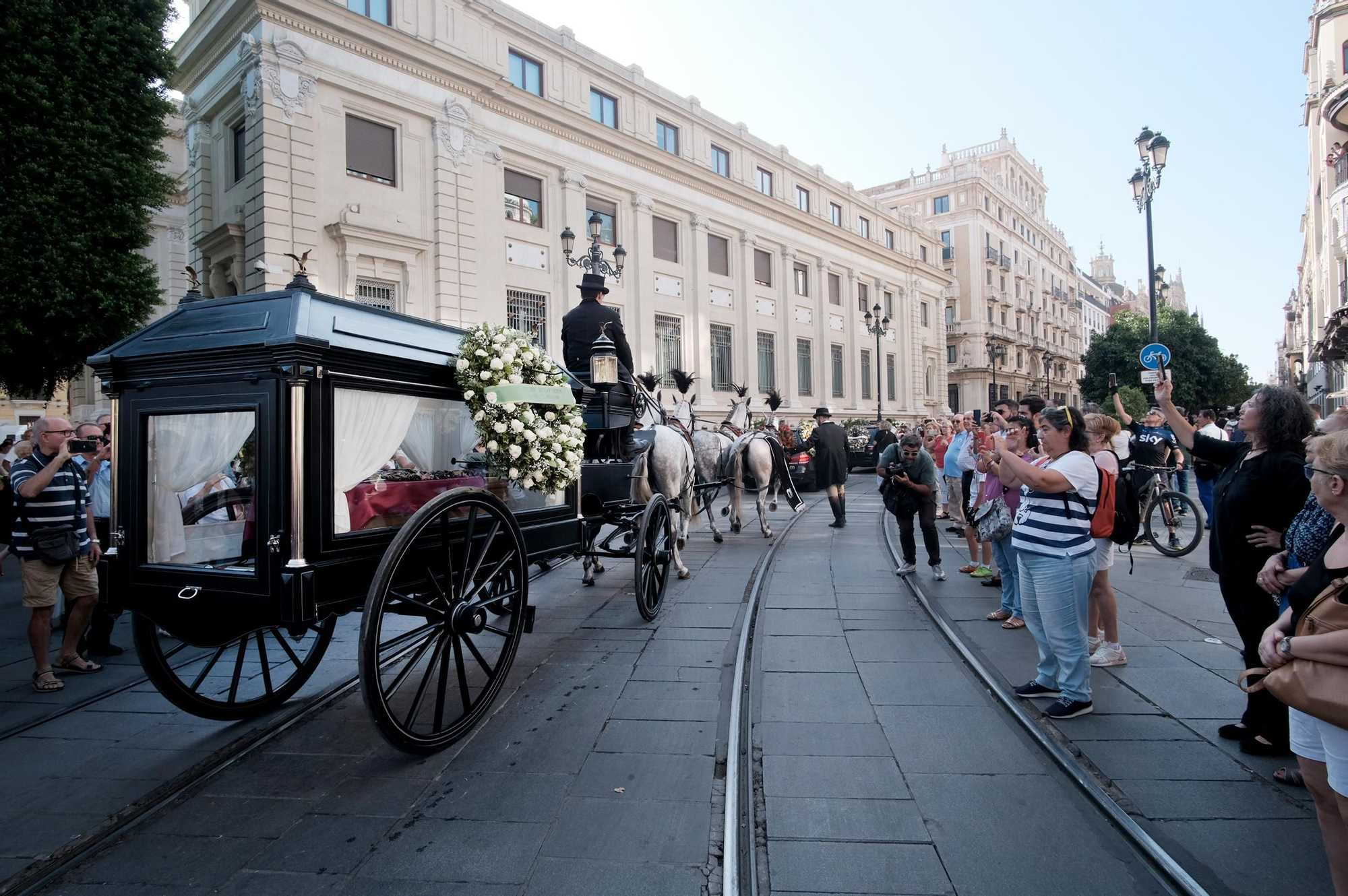 El último paseo de María Jiménez por las calles de Sevilla, en imágenes