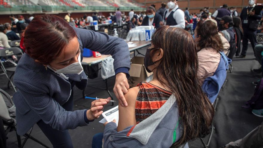 Una mujer recibe la dosis de una vacuna contra la COVID-19 , en la Sala de Armas en la Ciudad Deportiva de la Ciudad de México (México).