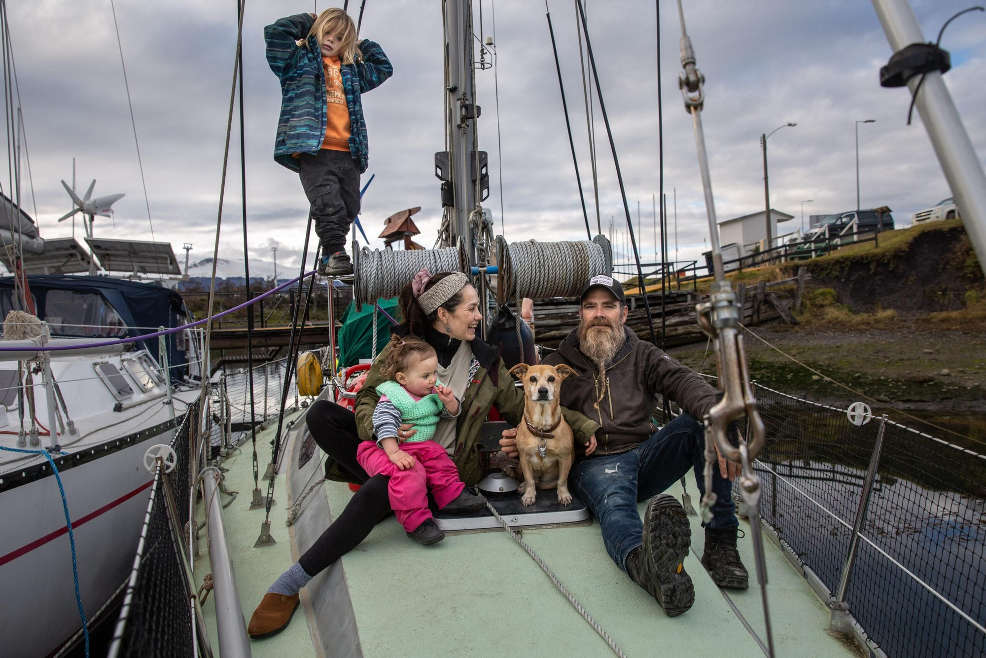 Para la exposición, el fotógrafo Gonzalo Arriagada documentó las distintas formas en que los perros se integran a la vida cotidiana. Foto: cortesía © Gonzalo Arriegada