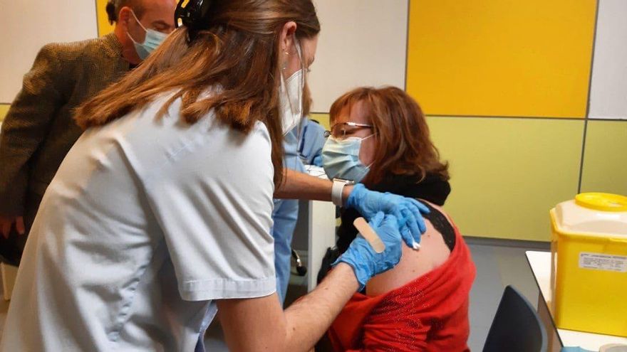 Osakidetza administra 5.900 vacunas de AstraZeneca en el primer día tras el parón: "Tranquila no vengo, pero es algo que hay que hacer"