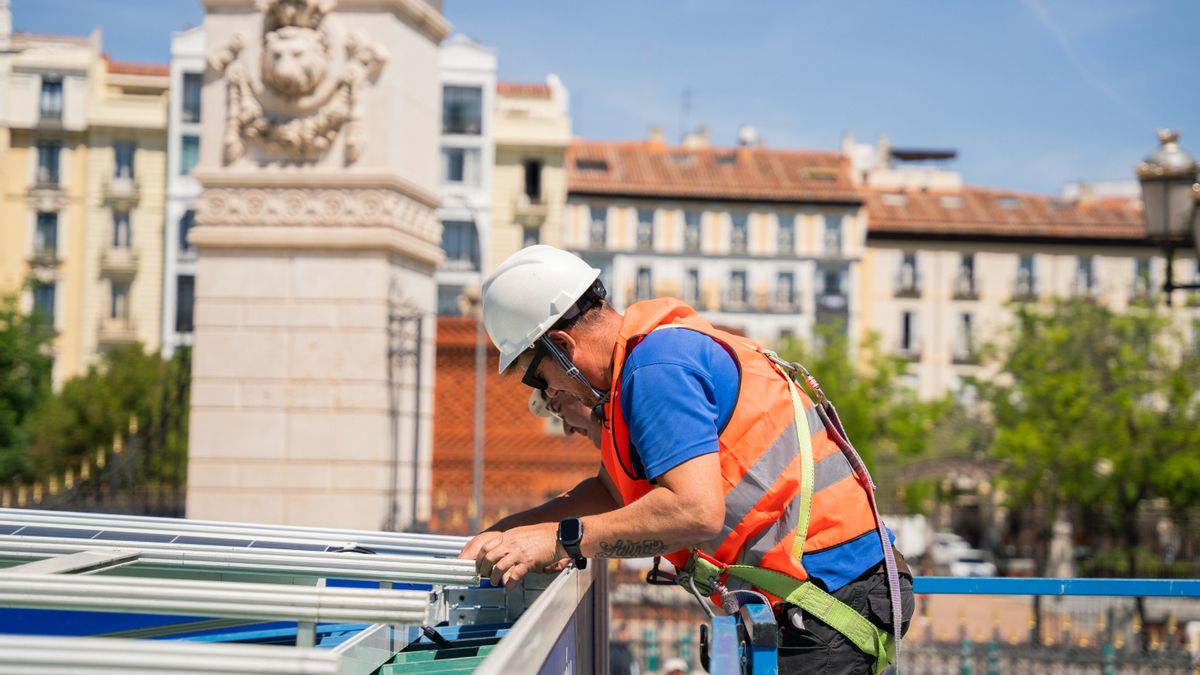 Instalación de placas solares en la Feria del Libro de Madrid