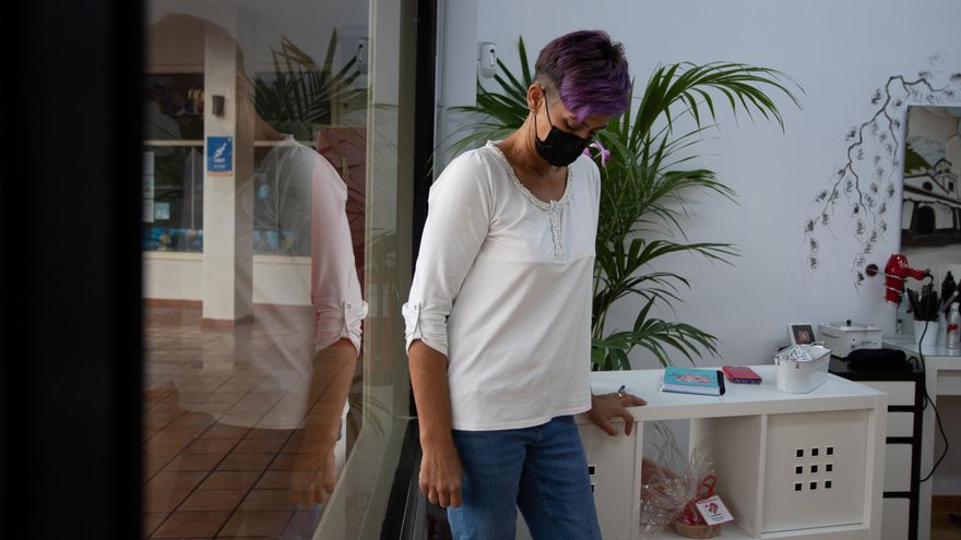 Carolina Pérez en su nueva peluquería instalada en Los Cancajos.