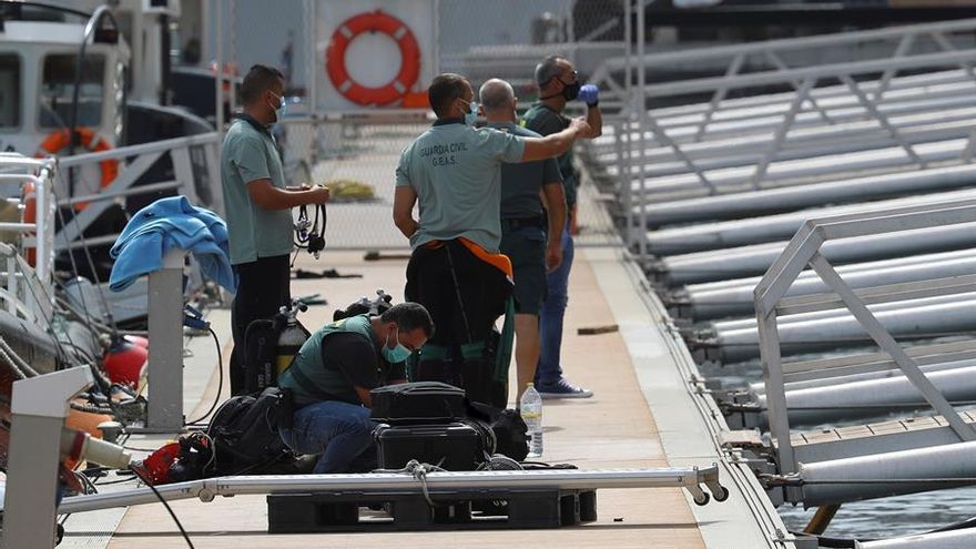 Los agentes de la Guardia Civil recogen su material de trabajo tras el rescate del cuerpo sin vida de una submarinista. EFE/ Elvira Urquijo A.