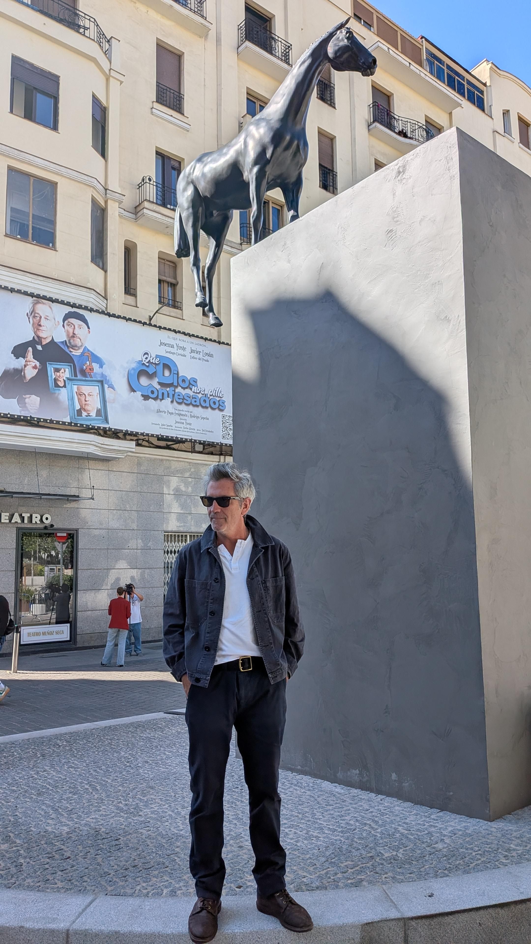 Gonzalo Lebrija, junto a su obra este miércoles