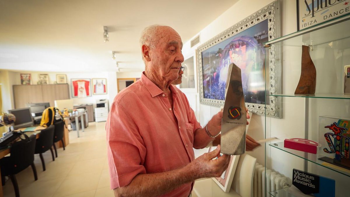 Roselló sostiene el primer título de mejor discoteca del mundo que recibió Space Ibiza.