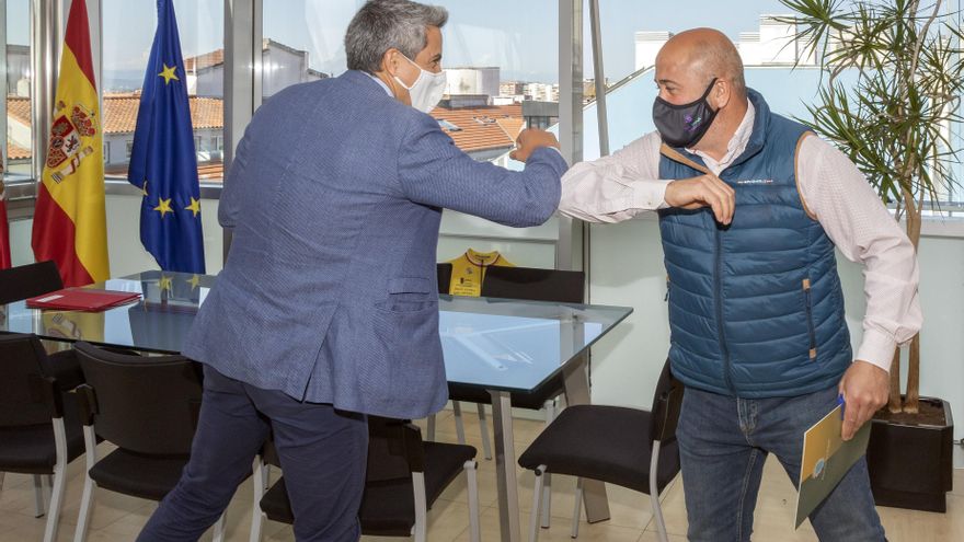 El vicepresidente de Cantabria y consejero de Universidades, Igualdad, Cultura y Deporte, Pablo Zuloaga, recibe al alcalde de Cartes, Agustín Molleda.