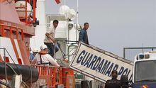 Llegan al puerto de Almería 22 rescatados de patera, entre los que hay un niño