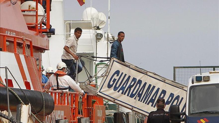 Llegan al puerto de Almería 22 rescatados de patera, entre los que hay un niño