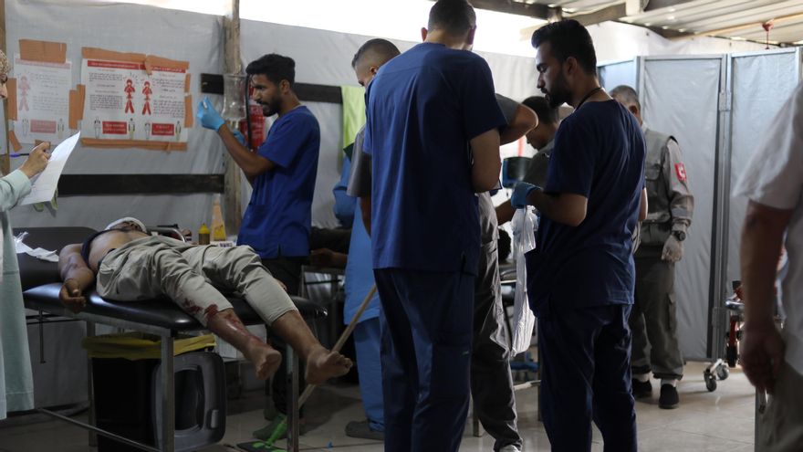 Personal sanitario atiende a un herido tras un reparto de víveres en Al Mawassi